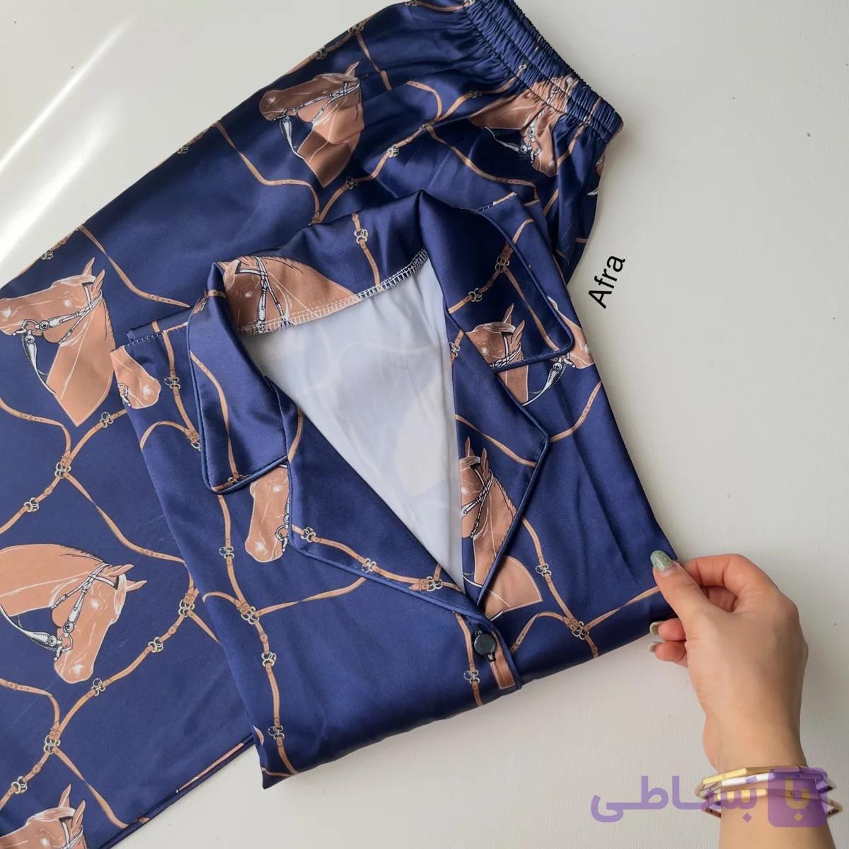 بلوز و شلوار ساتن طرح اسب زمینه سرمه ای — تصویر 1