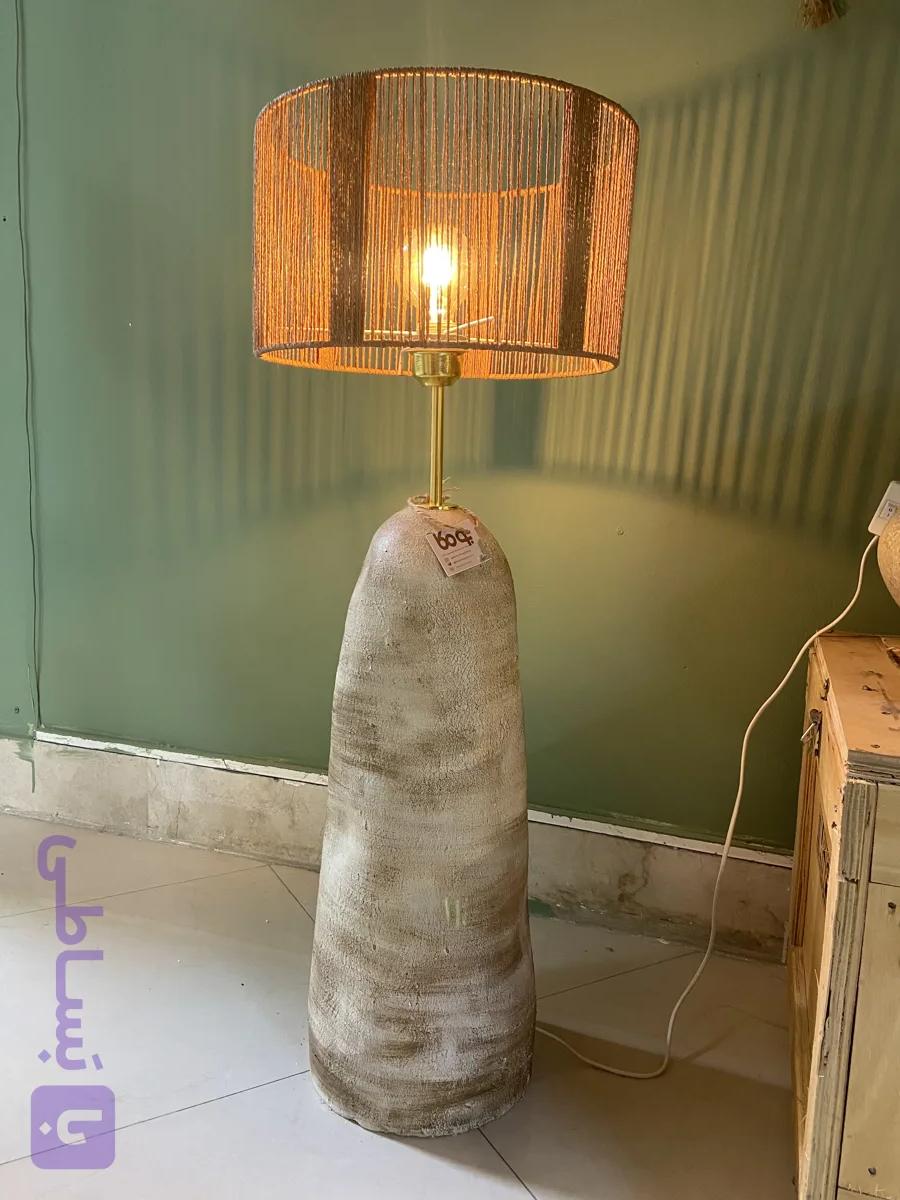 آباژور سفالی ایستاده دفرمه کنار سالنی پتینه شده کرم با شید مکرومه کد 136