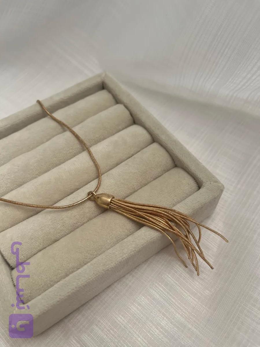 گردنبند زنانه طرح طلا مدل اویز رشته ای رو لباسی طلایی