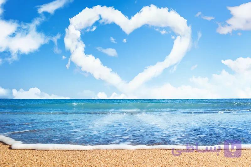 پوستر دیواری قلب ابری در آسمان ساحل دریا – منظره عاشقانه آبی — تصویر 1