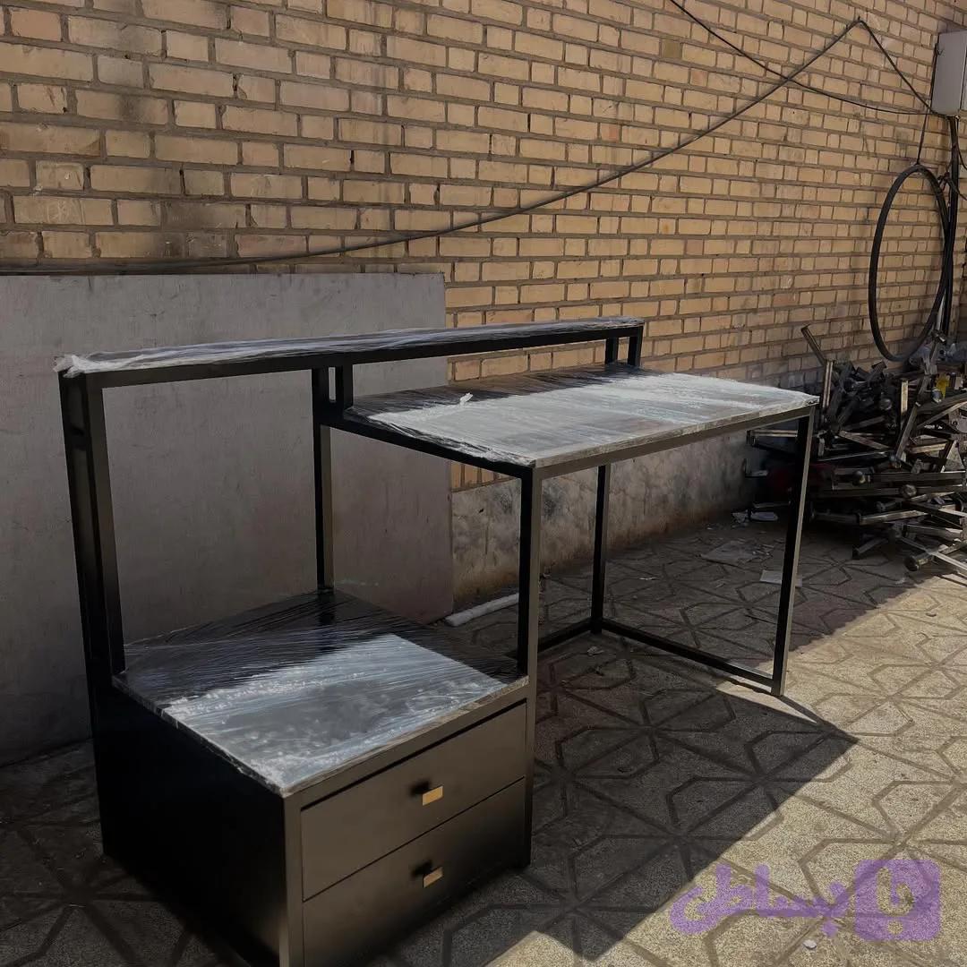 میز تحریر کشودار و طبقه مانیتور