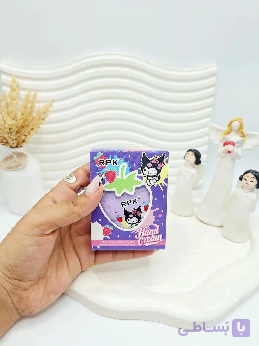 کرم دست طرح توت فرنگی کارتن بنفش برند RPK کد 5246 — تصویر 1