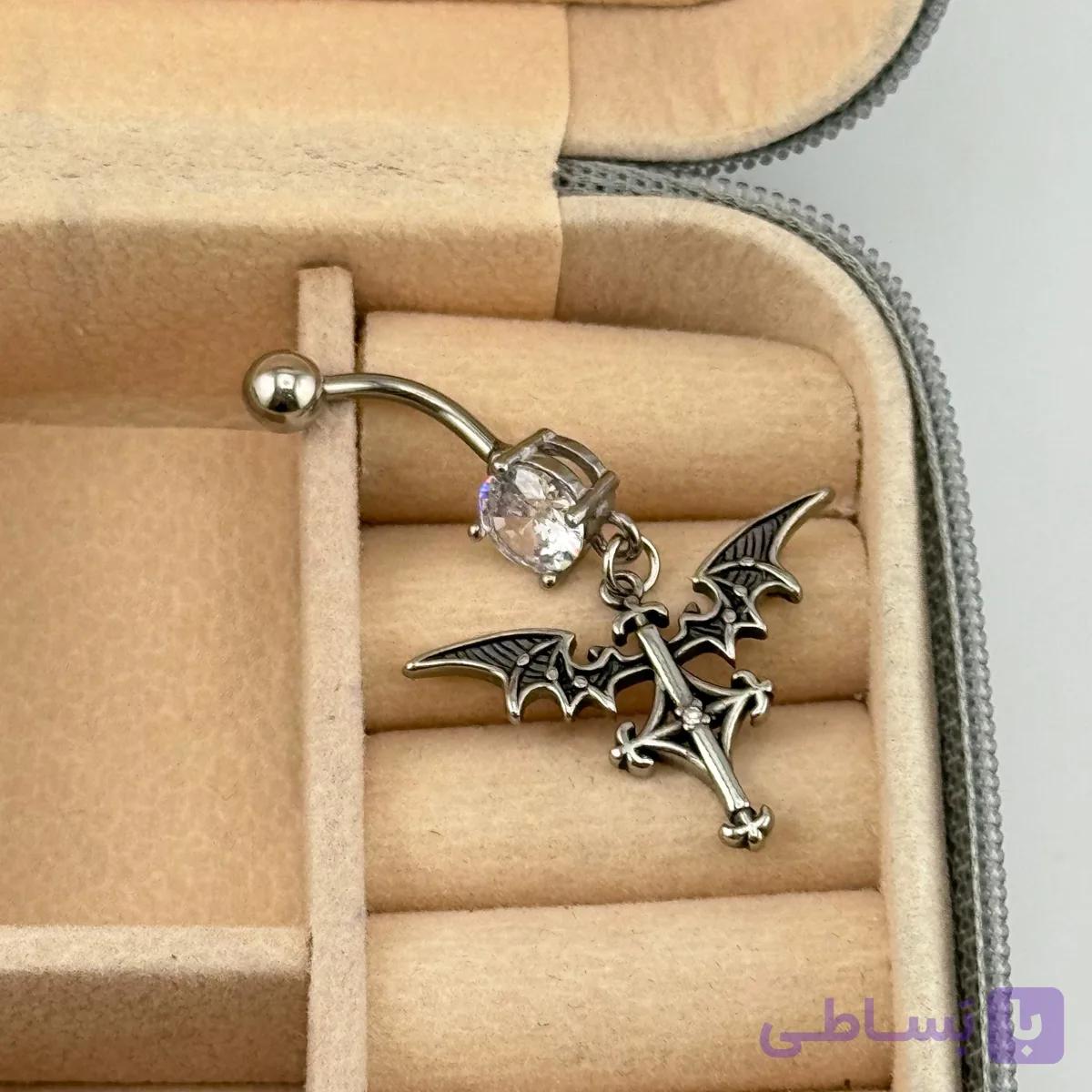 پیرسینگ ناف طرح صلیب و بال خفاش — تصویر 1