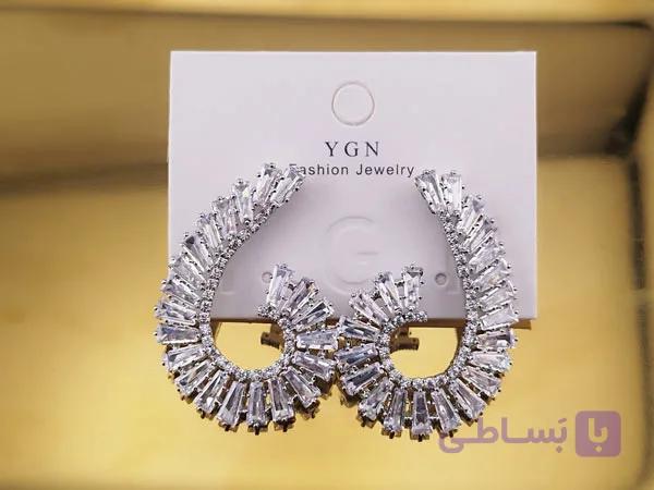 گوشواره طرح کاما مجلسی شیک و نگینی — تصویر 1