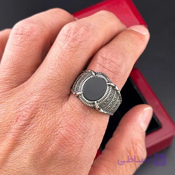 انگشتر مردانه با سنگ اونیکس مشکی بیضی و طرح‌های برجسته — تصویر 1