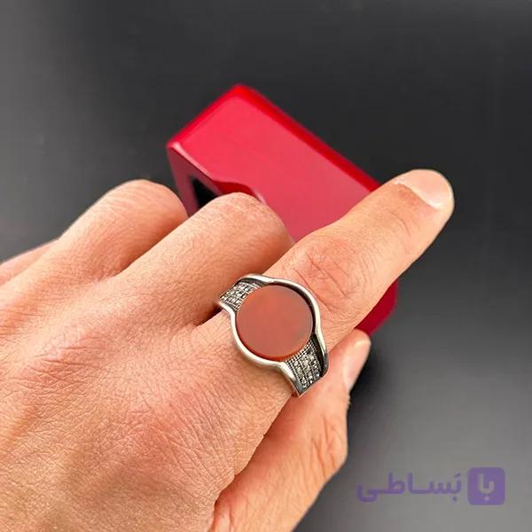 انگشتر مردانه با سنگ عقیق سرخ و رکاب کلاسیک نقره‌ای — تصویر 1