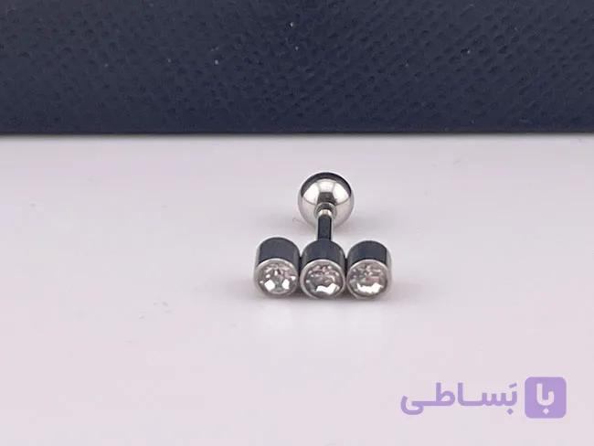 پیرسینگ گوش با سه نگین
