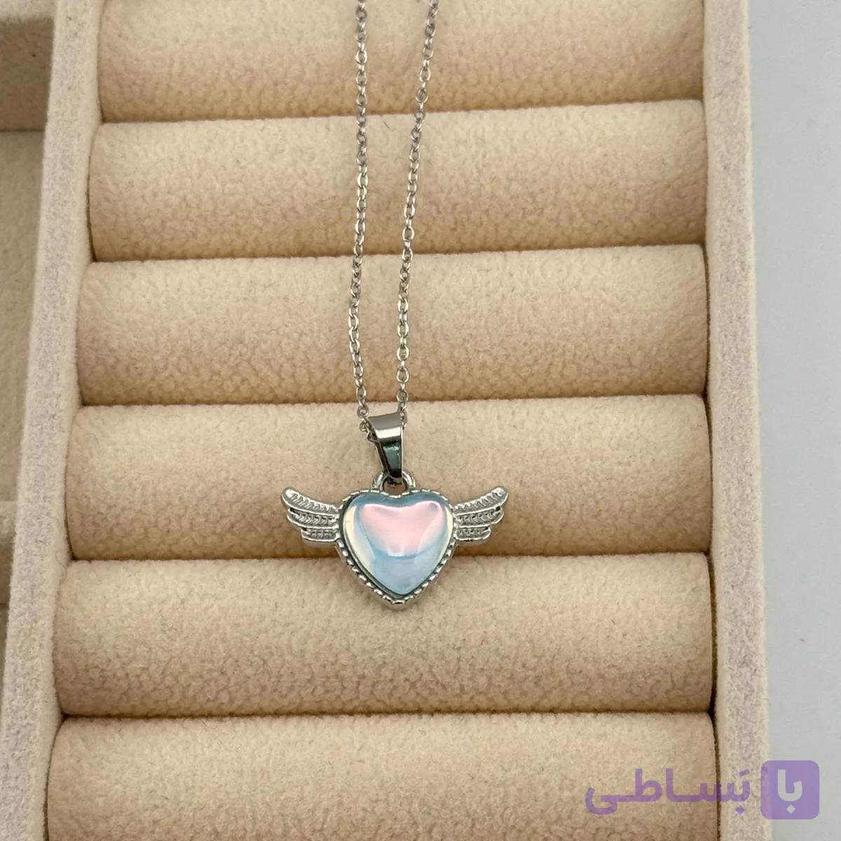 گردنبند نقره‌ای قلب بال‌دار با طرح اوپال‌ — تصویر 1
