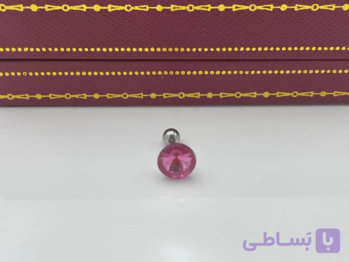 پیرسینگ گوش با نگین صورتی — تصویر 1