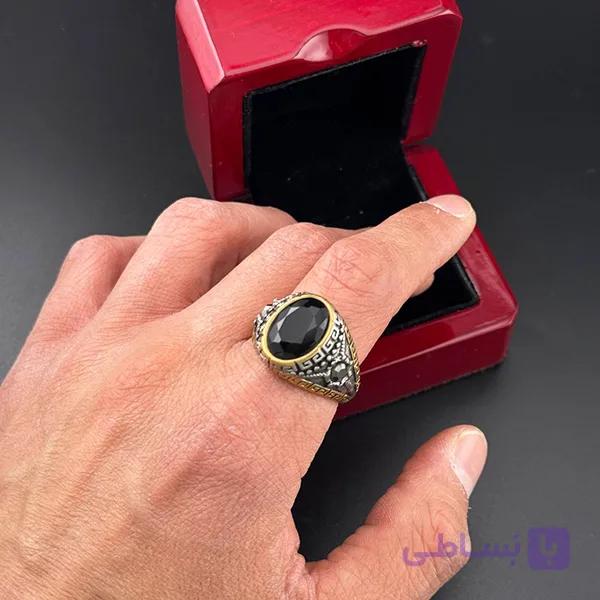 انگشتر مردانه کلاسیک نقره‌ای با سنگ بیضی مشکی و قاب طلایی — تصویر 1