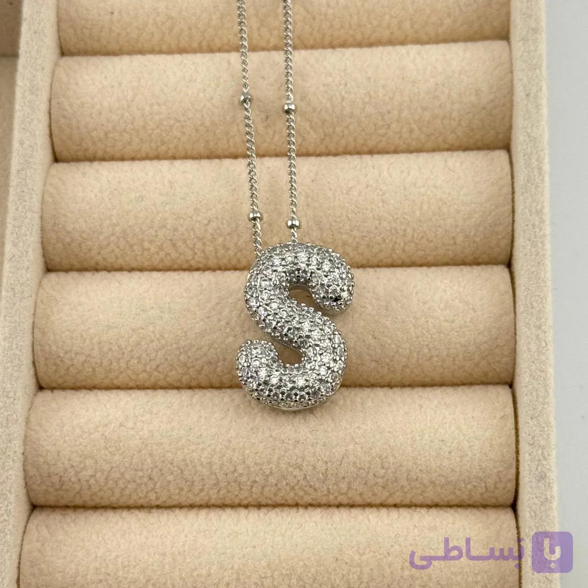 گردنبند زنانه طلایی/نقره‌ای حرف S با نگین‌های درخشان — تصویر 1