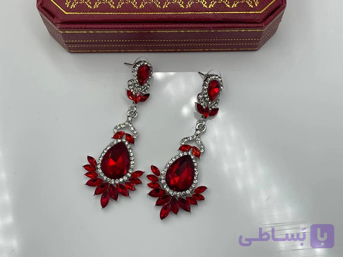 گوشواره مجلسی طرح اشکی با نگین های قرمز — تصویر 1