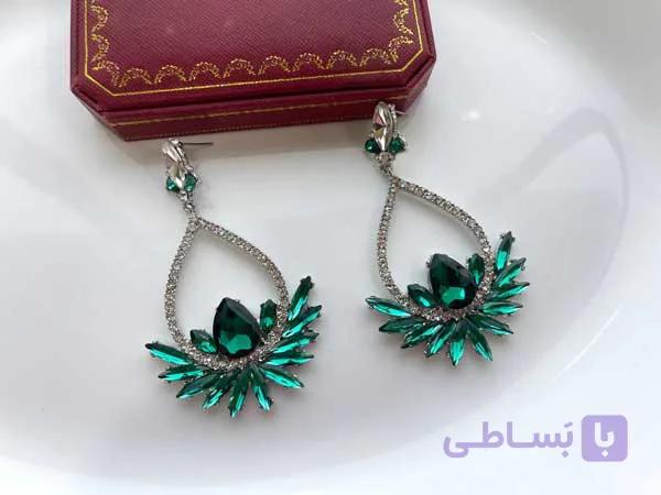 گوشواره با کریستال سبز و نگین سفید