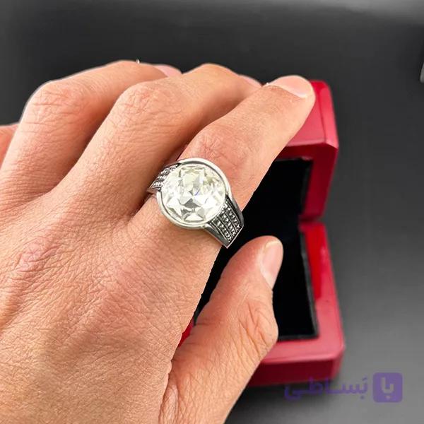 انگشتر مردانه با سنگ سفید شفاف و رکاب نگین‌کاری کلاسیک — تصویر 1