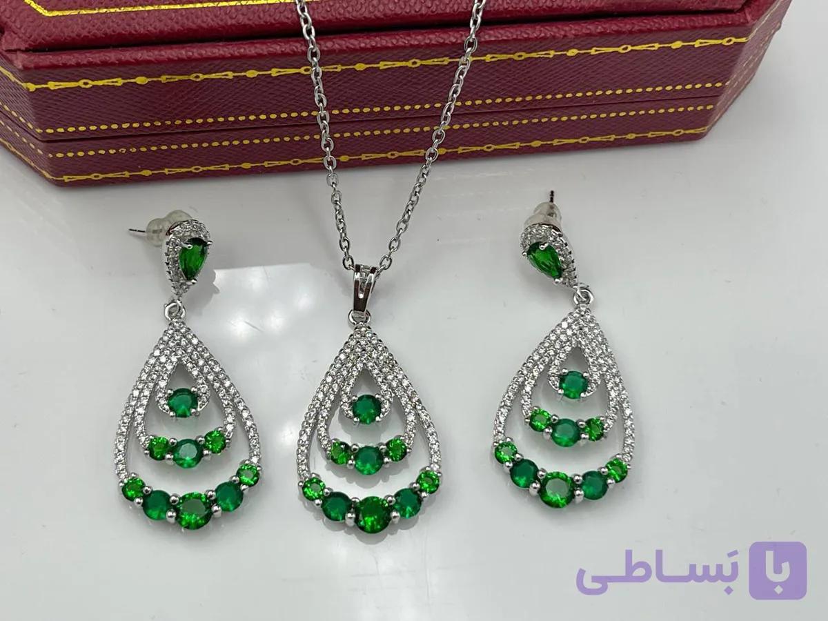 نیم ست گوشواره و گردنبند مجلسی با نگین سبز — تصویر 1