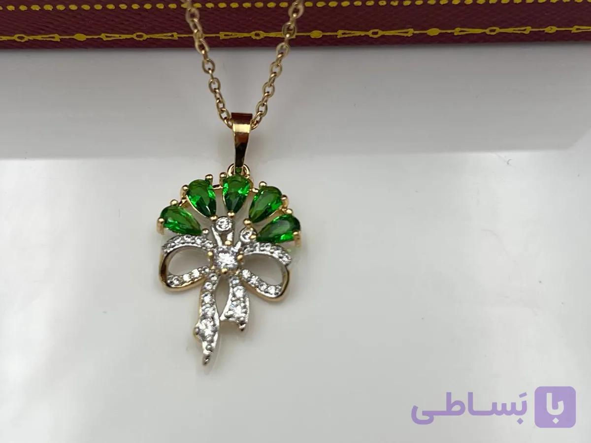 گردنبند پاپیون با نگین سبز