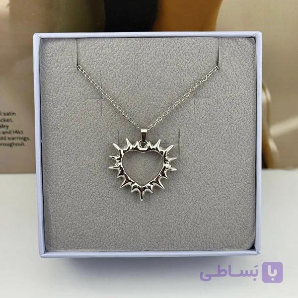 گردنبند قلب تیغ دار نقره‌ای — تصویر 1
