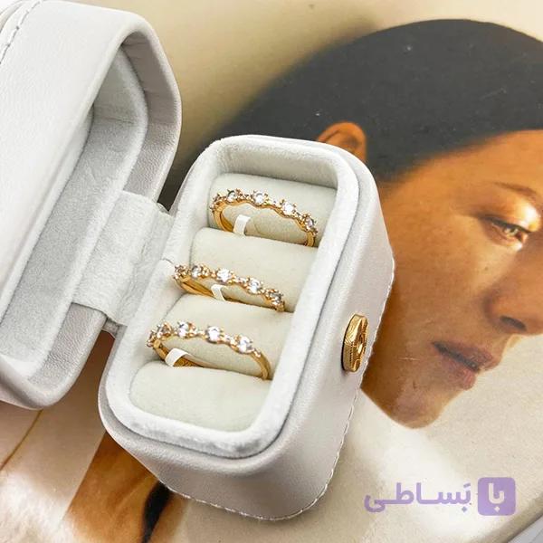 انگشتر ژوپینگ طلایی با ردیف نگین‌های براق و منظم — تصویر 1