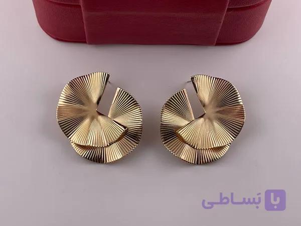 گوشواره طرح گل طلایی استیل — تصویر 1