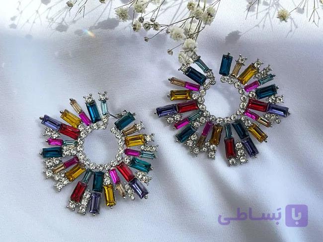 گوشواره مجلسی طرح تشعشع با نگین های رنگی کد GO189 — تصویر 1