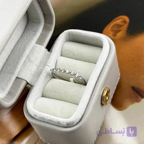 انگشتر ظریف نگین‌دار نقره‌ای
