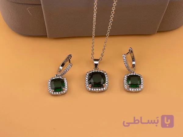 نیم ست نگین سبز مربعی — تصویر 1