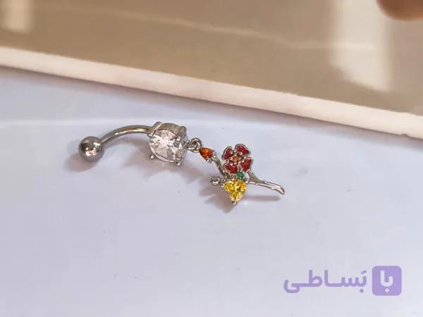 پیرسینگ ناف طرح گل قرمز — تصویر 1