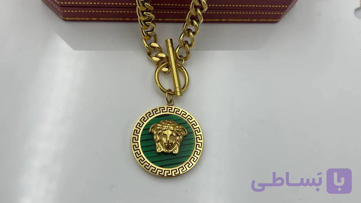 گردنبند ورساچ سبز با قفل T — تصویر 1