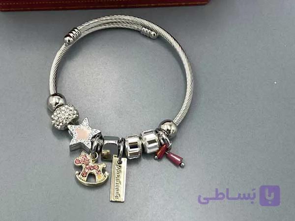 دستبند زنانه پاندورا با آویز اسب نگین دار — تصویر 1