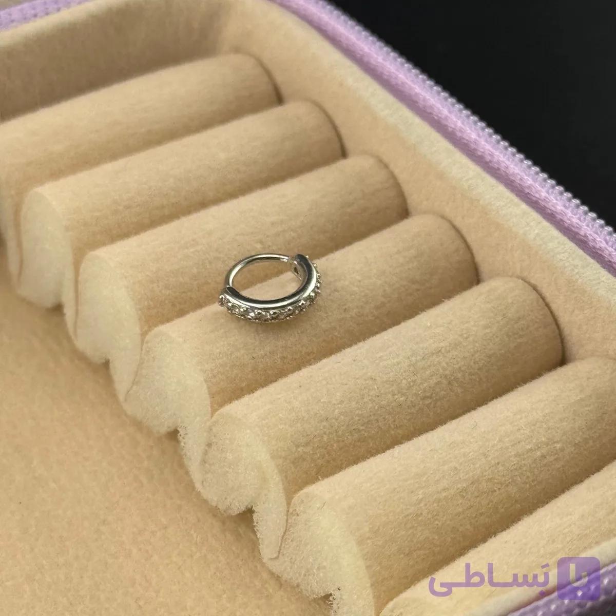 پیرسینگ تراگوس بسیار کوچک — تصویر 1