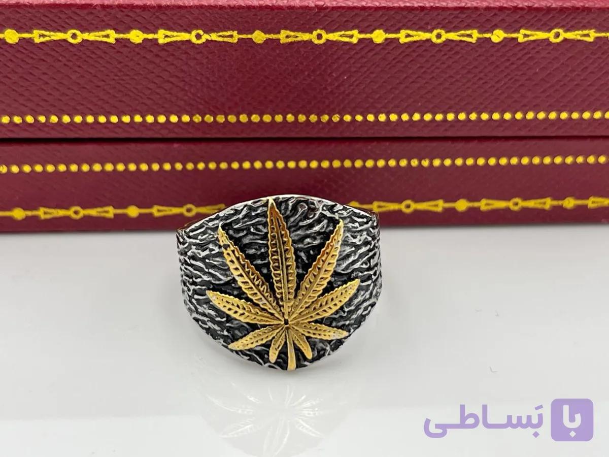 انگشتر مردانه مشکی طرح گل طلایی — تصویر 1