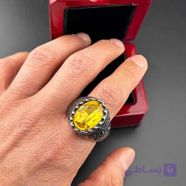 انگشتر مردانه سنگ عسلی با رکاب نقره‌ای طرح‌دار — تصویر 1