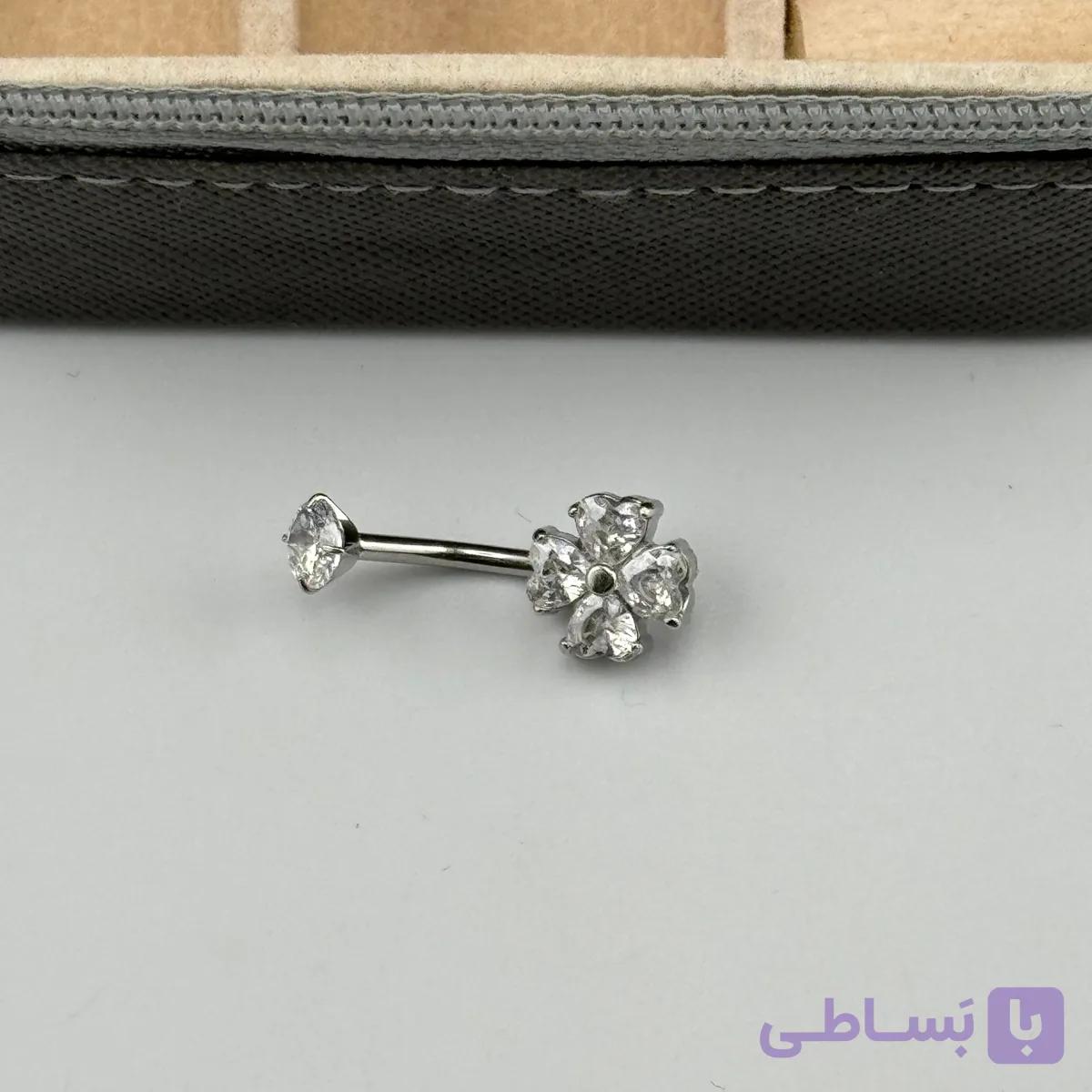 پیرسینگ ناف طرح گل چهارپر — تصویر 1