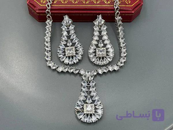 نیم ست کریستالی گوشواره و گردنبند طرح اشک — تصویر 1