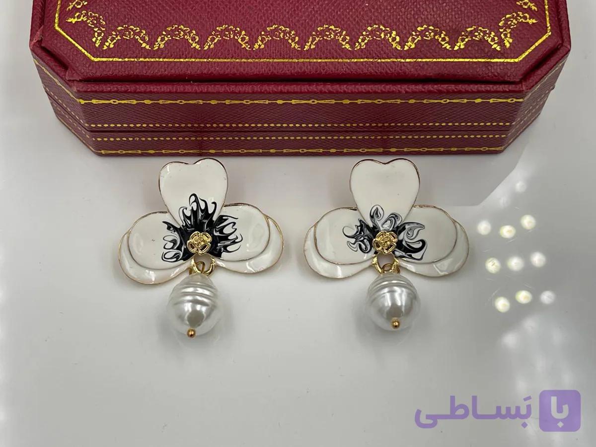 گوشواره طرح گل با مروارید سفید — تصویر 1