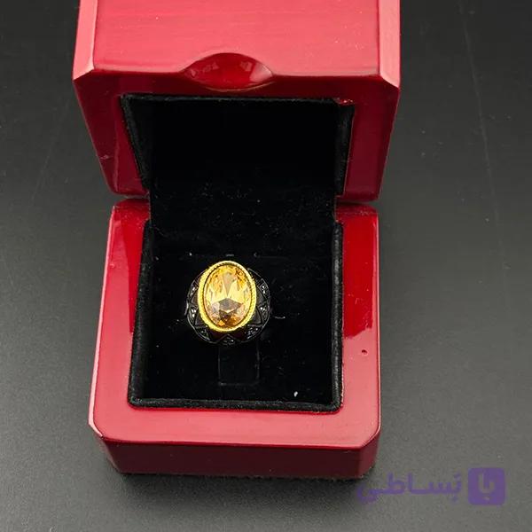 انگشتر مردانه سنگ عسلی با رکاب مشکی نگین‌دار — تصویر 1