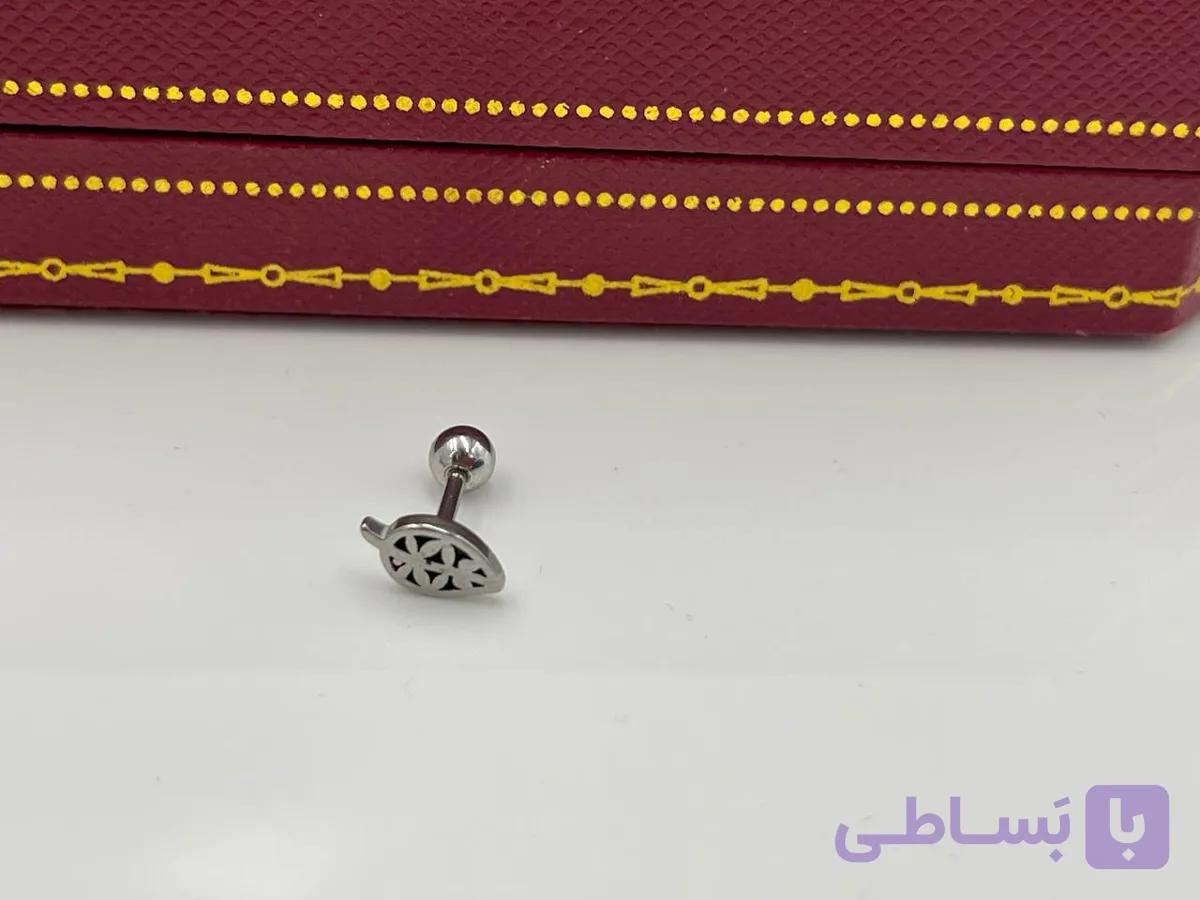 پیرسینگ گوش طرح برگ طلایی