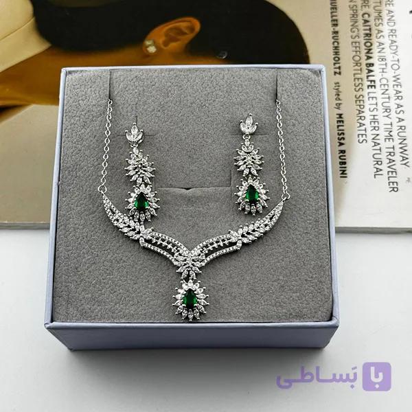 نیم‌ست سلطنتی با نگین سبز — تصویر 1