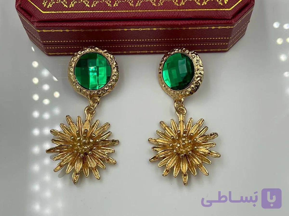 گوشواره طرح گل با سنگ سبز — تصویر 1