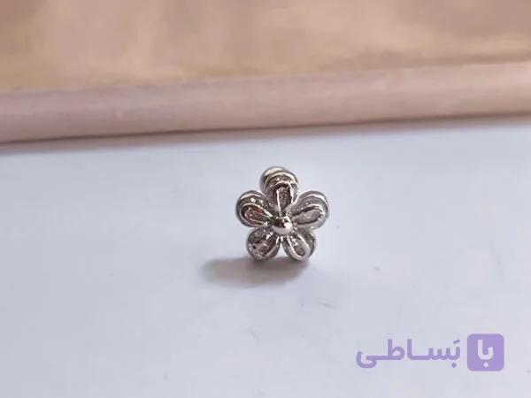 پیرسینگ گوش گل نقره ای استیل — تصویر 1