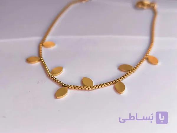 دستبند آویز برگ استیل طلایی — تصویر 1