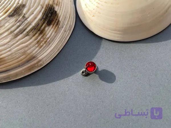 پیرسینگ میکرودرمال با نگین قرمز — تصویر 1