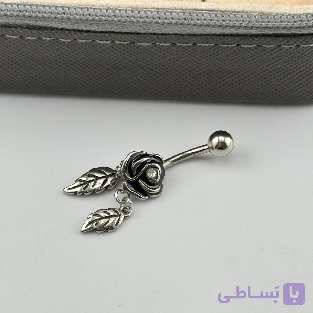 پیرسینگ ناف گل رز مشکی با برگ‌های آویز — تصویر 1
