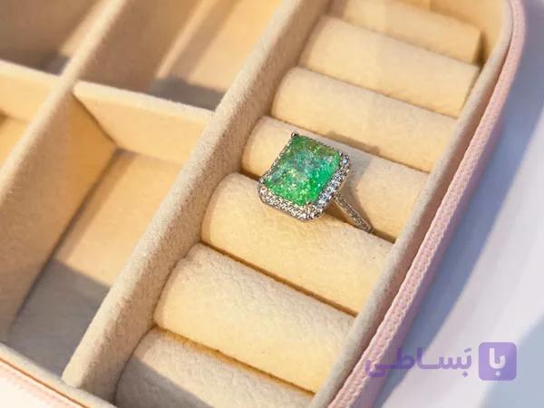 انگشتر نگین سبز زنانه استیل — تصویر 1