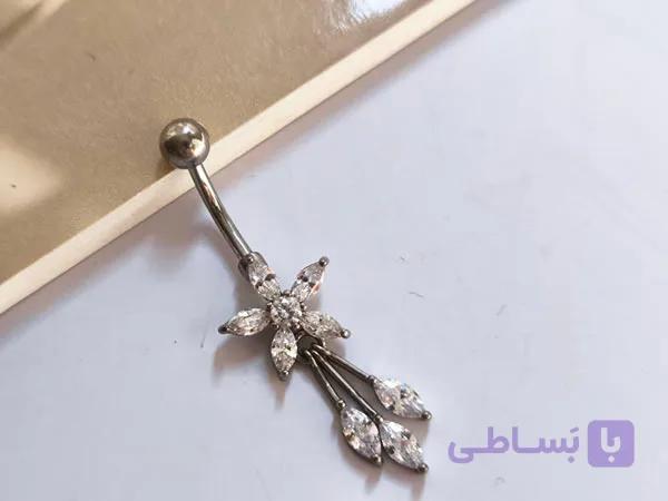 پیرسینگ طرح ناف گل با آویز — تصویر 1
