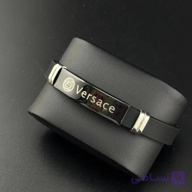 دستبند مردانه طرح ورساچه (Versace) | بند سیلیکونی مشکی با پلاک مدوسا — تصویر 1