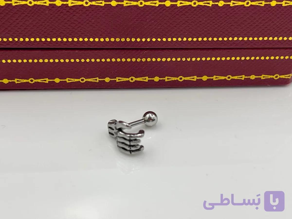 پیرسینگ گوش طرح دست اشاره — تصویر 1