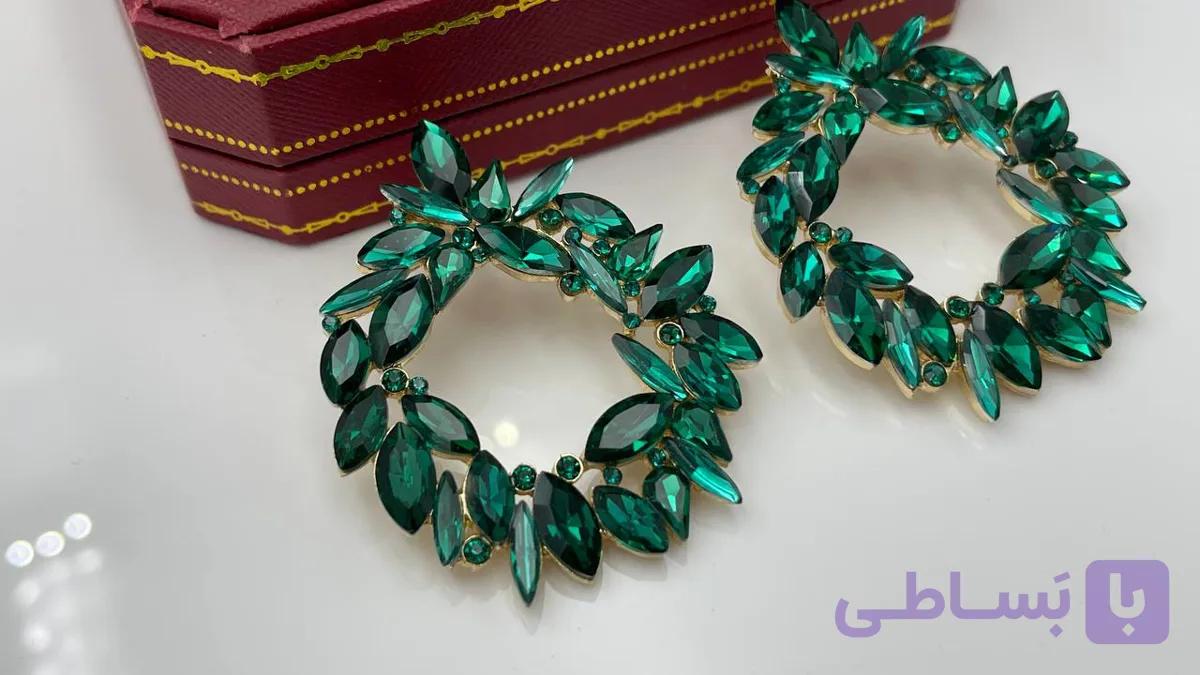 گوشواره جواهری مجلسی با نگین سبز — تصویر 1