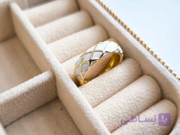 انگشتر میناکاری سفید طلایی فری سایز کد 10820 — تصویر 1