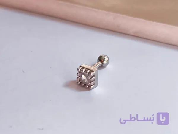 پیرسینگ گوش مربعی نگینی رنگ ثابت — تصویر 1